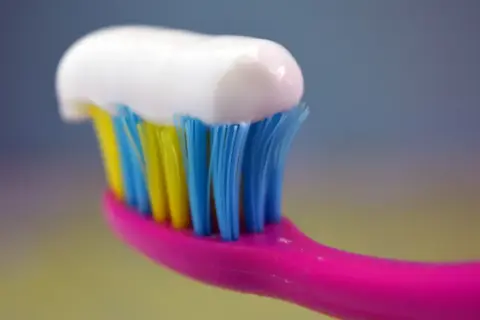 Kolorowa szczoteczka z białą pastą. Włosie jest ultra soft, co znaczy, że jest niezwykle delikatne dla dziąseł.