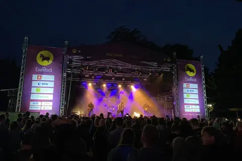 Band spielt auf der Hauptbühne beim EselRock Festival. Ein großes Publikum feiert die Musik.