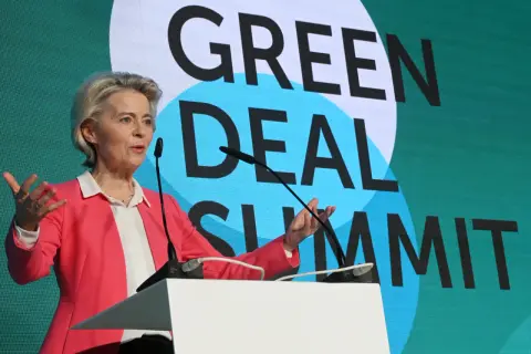 Ursula von der Leyen, pomysłodawczyni Zielonego Ładu, przemawia na szczycie.