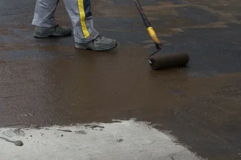 Ile wylewki w garażu? Optymalna grubość dla trwałości podłogi