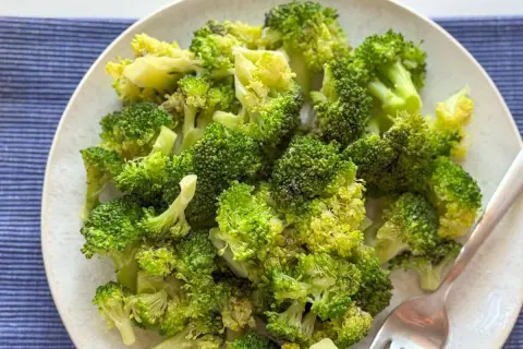 Brocoli cocido al dente, listo para disfrutar. El tiempo de cocción perfecto para mantener su color y nutrientes.