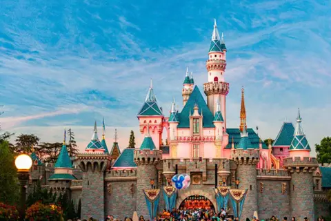 Gdzie jest Disneyland? Odkryj 6 parków i zaplanuj podróż do Paryża!