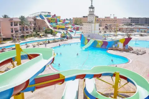 Kolorowe zjeżdżalnie wodne i baseny w Parrotel Aqua Park Resort. Statek piracki z wieżą i mnóstwem atrakcji dla całej rodziny.