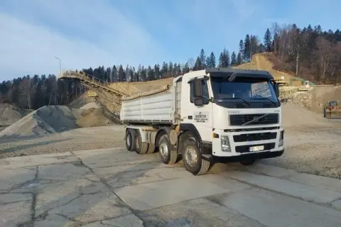 Ile kosztuje wywrotka żwiru? Sprawdź ceny i ukryte koszty transportu