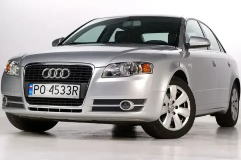 Srebrne Audi B7 z polskimi tablicami PO 4533R stoi na białym tle.
