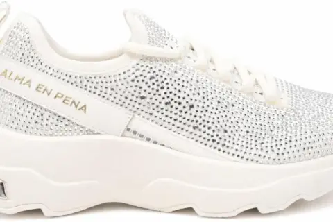 Sneakers bianche Alma en Pena tempestose di strass, con dettagli dorati e inserto argentato sul tallone.
