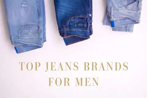 Tre paia di jeans da uomo, di diverse tonalità, appesi su uno sfondo bianco. Testo: "TOP JEANS BRANDS FOR MEN".