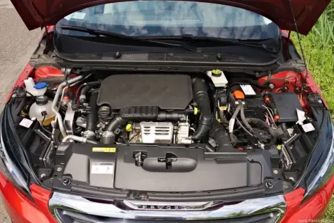 Silnik 1.2 PureTech w samochodzie Peugeot, czysty i zadbany, gotowy do drogi.