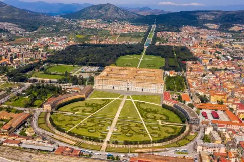 Reggia di Caserta, la piazza più grande d'Italia, con i suoi giardini barocchi e la lunga prospettiva che si perde all'orizzonte.