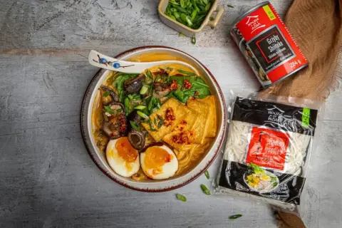Aromatyczny ramen z grzybami shiitake, tofu i jajkiem. Idealna ilość soli do makaronu, by podkreślić smak.