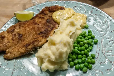 Panerad fisk med krämigt potatismos, gröna ärtor och en klick remouladsås. En klassisk och god måltid.
