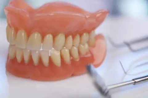 Protezy zębów i narzędzia dentystyczne. Dowiedz się, jak używać klej do protez dla lepszego dopasowania i komfortu.