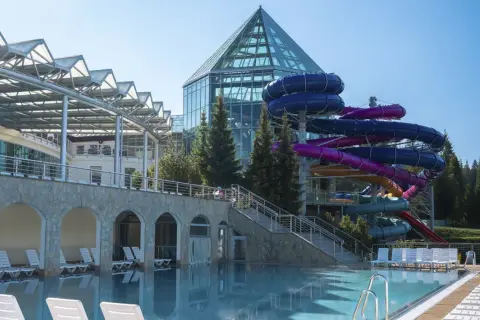 Basen i zjeżdżalnie wodne w Bukowinie Tatrzańskiej. Nowoczesny aquapark z przeszklonym dachem i kolorowymi rurami zjeżdżalni.