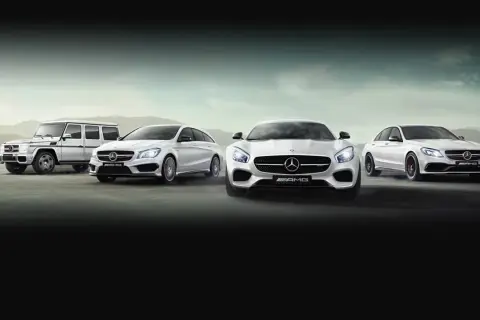 Cuatro modelos Mercedes AMG blancos en fila: un G-Wagen, un CLA Shooting Brake, un GT y un sedán C63.