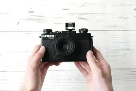 Czarne, jednorazowe zdjęcia z aparatu Ilford Pixie 35-II. Zastanawiasz się, ile kosztuje wywołanie zdjęcia z aparatu jednorazowego?