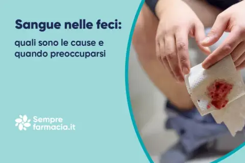 Mani che mostrano carta igienica con sangue, indicando sangue nelle feci. Testo: "Sangue nelle feci: quali sono le cause e quando preoccuparsi".