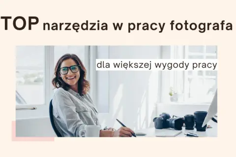 Uśmiechnięta fotografka przy biurku z aparatem i obiektywami. Idealny profesjonalny program do obróbki zdjęć dla fotografów ułatwi jej pracę.