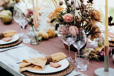 Vacker duka bord inspiration med höstfärger, blommor, ljus och glas. Perfekt för en mysig middag.