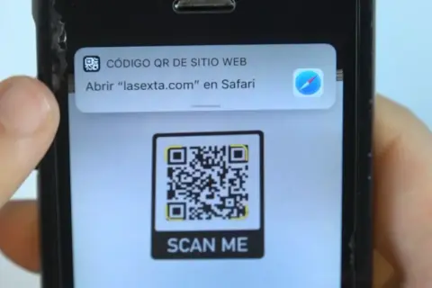 Móvil mostrando cómo leer un QR para abrir "lasexta.com" en Safari.