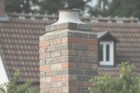 Kto naprawia kominy? Dowiedz się, jak wybrać mistrza bezpieczeństwa