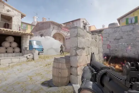 Neues Counter Strike: Spieler in Aktion, Rauchschwaden und Fässer in einer mediterranen Stadtkulisse.