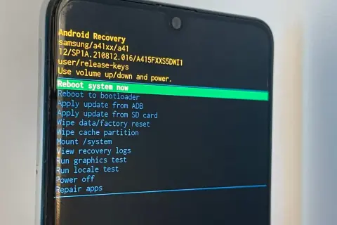 Ekran Android Recovery Samsung. Opcja "Wipe data/factory reset" pomoże jak przywrócić ustawienia fabryczne Samsung bez hasła.
