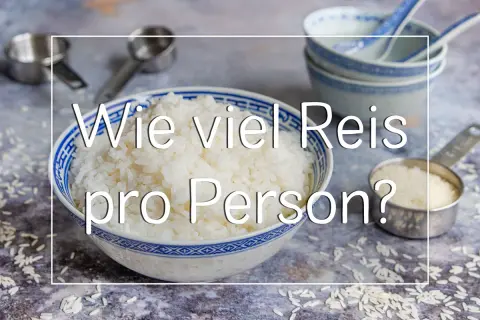 Schüssel mit gekochtem Reis und Messlöffel mit rohem Reis. Die Frage "Wie viel Reis pro Person?" ist im Bild zu sehen.