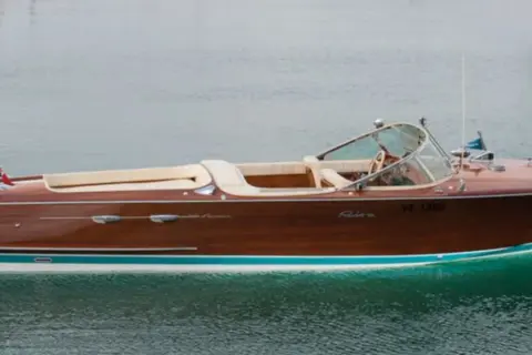 Splendida barca in legno, forse una delle preferite da Gianni Agnelli, solca le acque con eleganza.