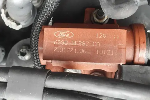 Zawór podciśnienia turbiny Ford Focus 1.6 TDCI, widoczny na zdjęciu, jest kluczowym elementem sterującym pracą turbosprężarki.