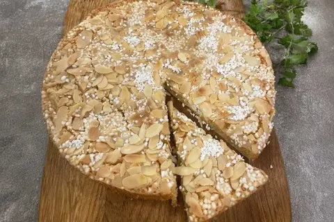 En saftig italiensk mandelkaka med citron, toppad med mandelflagor och pärlsocker. Perfekt för fikat!