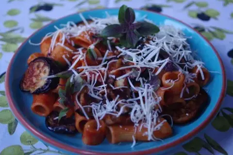 Spaghetti alla norma - tradycyjny przepis na sycylijskie danie wegetariańskie