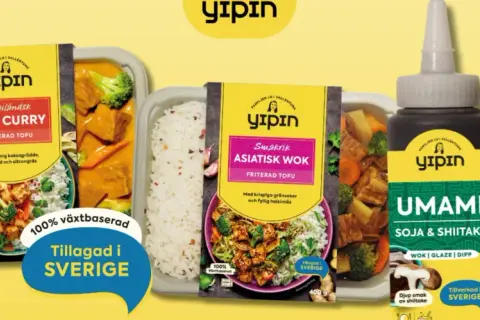 Två färdiga rätter med ris och tofu, samt två flaskor asiatisk sojasås: Umami och Hoisin.