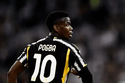 Piłkarz Paul Pogba w czarno-złotej koszulce z numerem 10, gotowy do gry.
