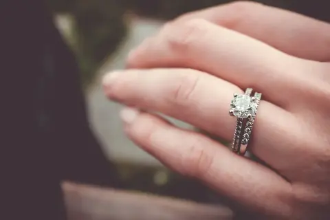 Anillo de compromiso con diamante, montado en platino, que es el platino, un metal precioso y duradero.