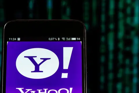 Ekran smartfona z logo Yahoo. Chcesz wiedzieć, jak usunąć Yahoo? Ten obraz może być pomocny.