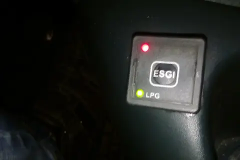 Przełącznik gazu ESGI z zieloną diodą LPG. Czerwona lampka sygnalizuje awarię.