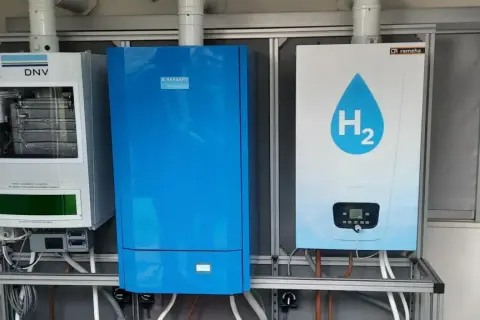 Trois chaudières, dont une **chaudière hydrogène** Remeha avec le logo H2, sont installées sur un cadre métallique.