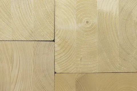 Zbliżenie na słoje drewna, ukazujące jego naturalną strukturę. Potwierdza to wytrzymałość belki drewnianej 10x10.