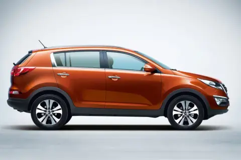 Pomarańczowy Kia Sportage 2015, widok z boku, na jasnym tle. Stylowy SUV gotowy na przygodę.