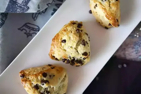 Tre gyllene scones med choklad, redo att avnjutas.