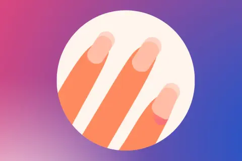 Zbliżenie na dłonie z zadbanymi paznokciami. Terry właśnie skończył manicure.