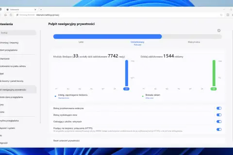 Pulpit nawigacyjny prywatności w Samsung Internet Browser pokazuje statystyki blokowania modułów śledzących i reklam.
