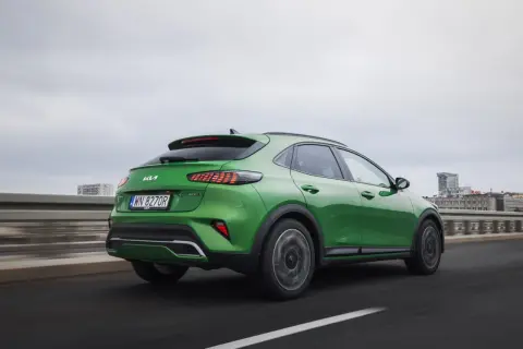 Zielony Kia Xceed na drodze. Sprawdź aktualną kia xceed cena i wybierz swój wymarzony model.