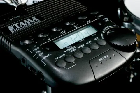 Czarny metronom do gitary Tama Rhythm Watch RW200 z cyfrowym wyświetlaczem i przyciskami do ustawiania tempa i rytmu.
