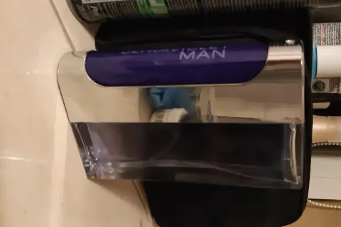 Elegancka butelka Paco Rabanne Ultraviolet Man z fioletowym akcentem i metalicznym wykończeniem, gotowa do użycia.