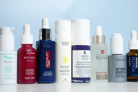 Reihe von Hautpflegeprodukten mit Retinol und Retinoid-Formulierungen. Vergleich von Retinoid vs. Retinol für die Hautpflege.
