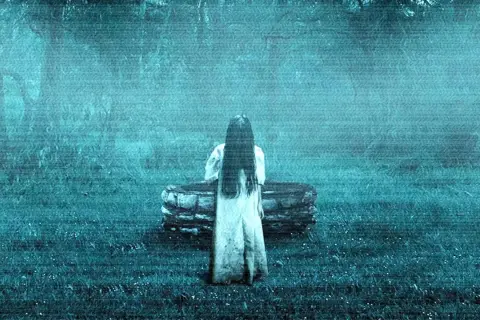 Dziewczynka w białej sukience stoi przy studni. To kadr z filmu o zjawiskach paranormalnych na faktach, który mrozi krew w żyłach.