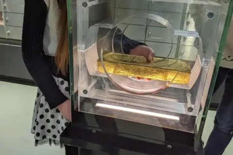 Un lingote de oro de 12 kg, exhibido en una vitrina. ¿Cuánto vale un lingote de oro de 12 kg?