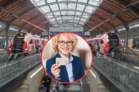 Chłopiec z legitymacją szkolną na dworcu PKP, obok pociągów. Czy wystarczy zdjęcie legitymacji w PKP?