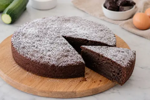 Le meilleur gâteau à la courgette, un délice chocolaté saupoudré de sucre glace. Des courgettes, des œufs et du chocolat sont les ingrédients secrets.